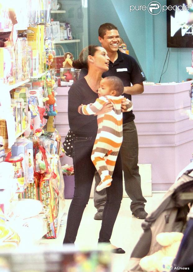 Taís Araújo rouba a cena em passeio por um shopping carioca com o filho, João Vicente, de 1 ano e 7 meses, em 10 de janeiro de 2013