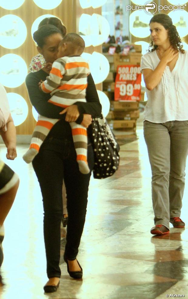 Taís Araújo rouba a cena em passeio por um shopping carioca com o filho, João Vicente, de 1 ano e 7 meses, em 10 de janeiro de 2013