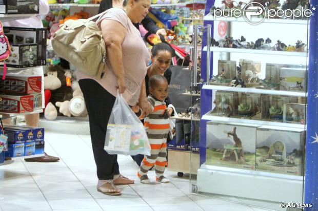 Taís Araújo rouba a cena em passeio por um shopping carioca com o filho, João Vicente, de 1 ano e 7 meses, em 10 de janeiro de 2013