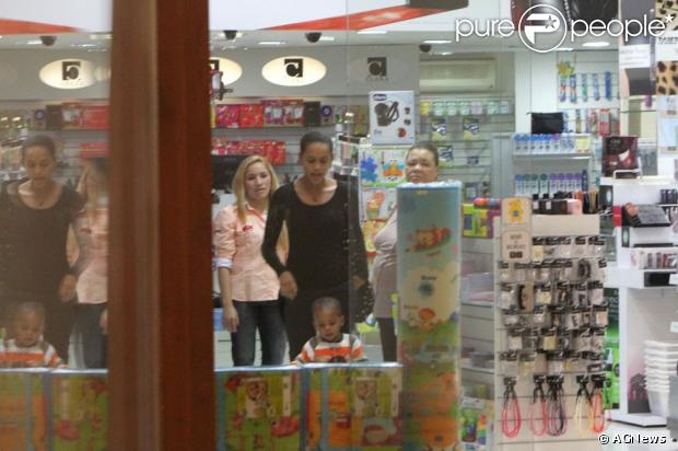 Taís Araújo rouba a cena em passeio por um shopping carioca com o filho, João Vicente, de 1 ano e 7 meses, em 10 de janeiro de 2013