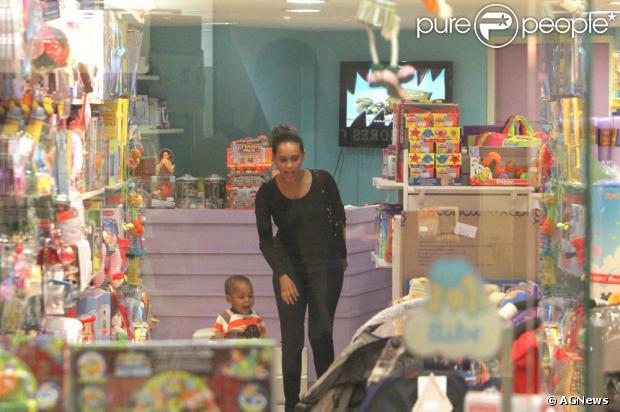 Taís Araújo rouba a cena em passeio por um shopping carioca com o filho, João Vicente, de 1 ano e 7 meses, em 10 de janeiro de 2013