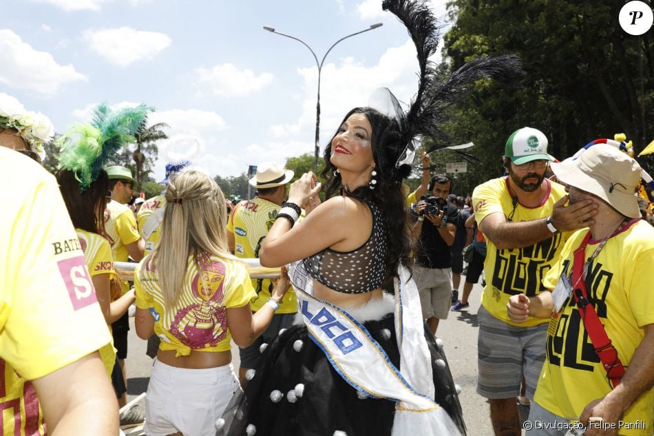 Emanuelle Araújo investiu em uma fantasia de bolinhas preto e branco e