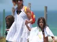 Giovanna Antonelli curte praia com as filhas Antonia e Sofia, de 6 anos. Fotos!