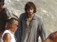 Chay Suede grava cenas de 'Novo Mundo' com 'índio' em praia do Rio. Fotos!
