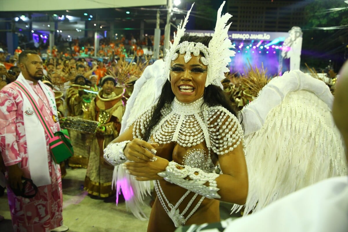 Foto Evelyn Bastos Rainha Da Mangueira Representou A Pomba Da Paz