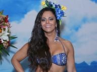 Viviane Araujo exibe barriga e pernas saradas em festa de 42 anos com fãs. Fotos