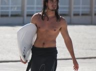 Tiago Iorc curte dia de surfe na praia da Macumba, no Rio. Fotos!