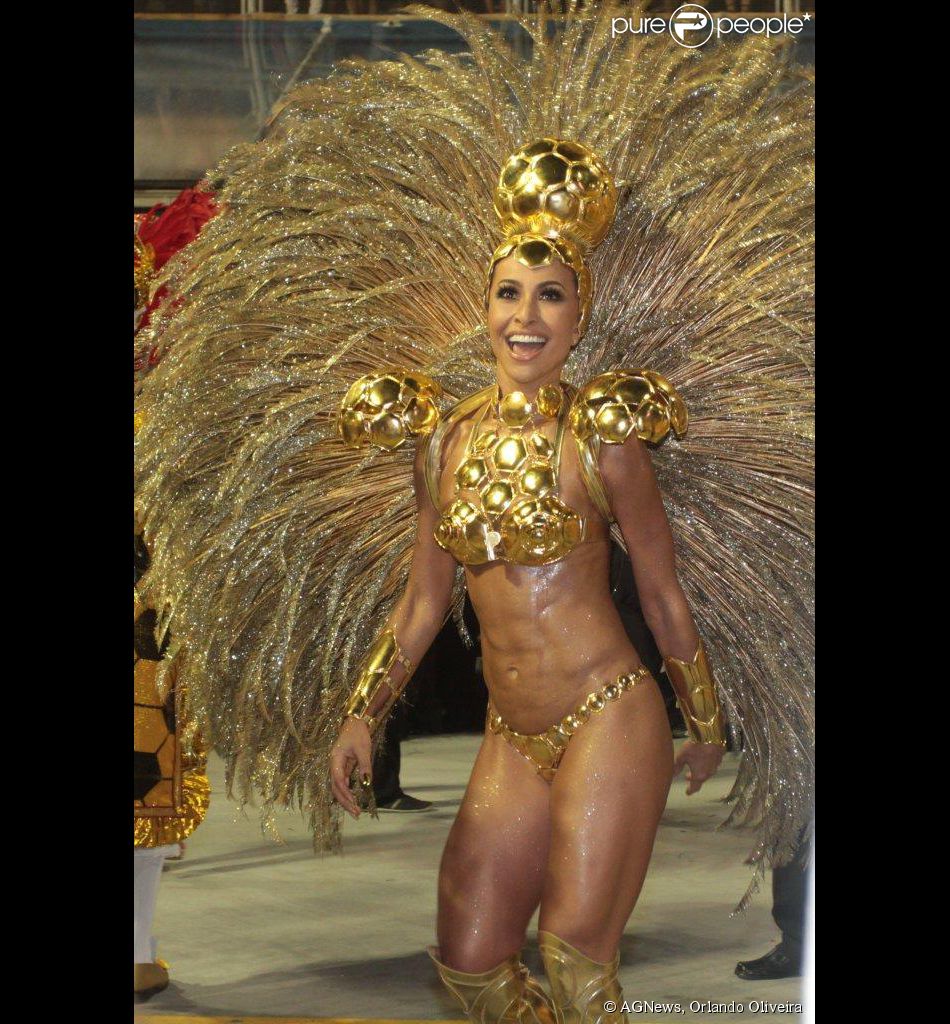 Sabrina Sato surgiu lindíssima num microbiquíni no desfile da Gaviões da Fiel, que homenageou Ronaldo: 'Fui a bola de ouro do Ronaldo'