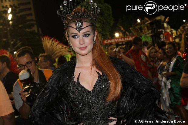 Marina Ruy Barbosa se veste de pássaro negro para desfilar pela Grande Rio, em 2 de março de 2014