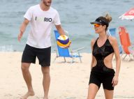Fernanda Lima, de maiô cavado, joga vôlei em praia do RJ com Rodrigo Hilbert