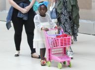 Filha de Giovanna Ewbank, Títi passeia com carrinho de compras por shopping