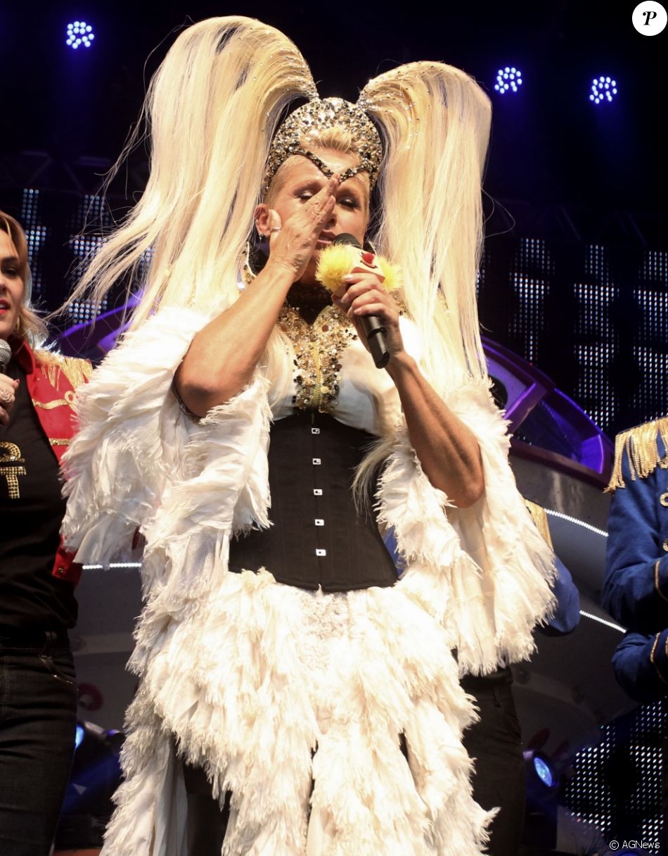 Xuxa Meneghel se irrita e abandona palco durante homenagem à ela em s ua turnê nacional Xuchá