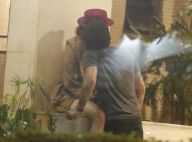 Maria Casadevall e Renato Góes são vistos em clima de intimidade em festa. Fotos