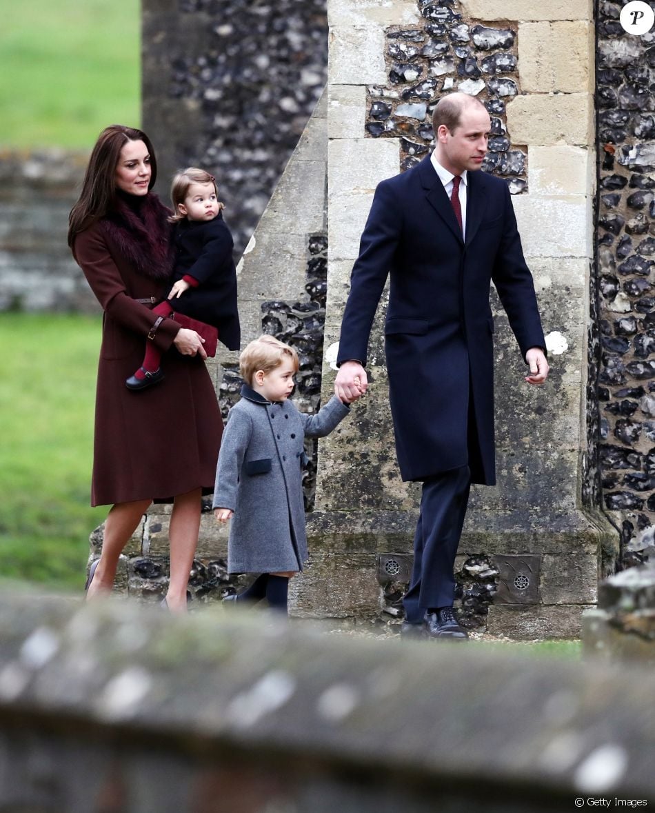 Princesa Charlotte roubou a cena ao usar um look com meia-calça vermelha para missa de Natal em dezembro de 2016