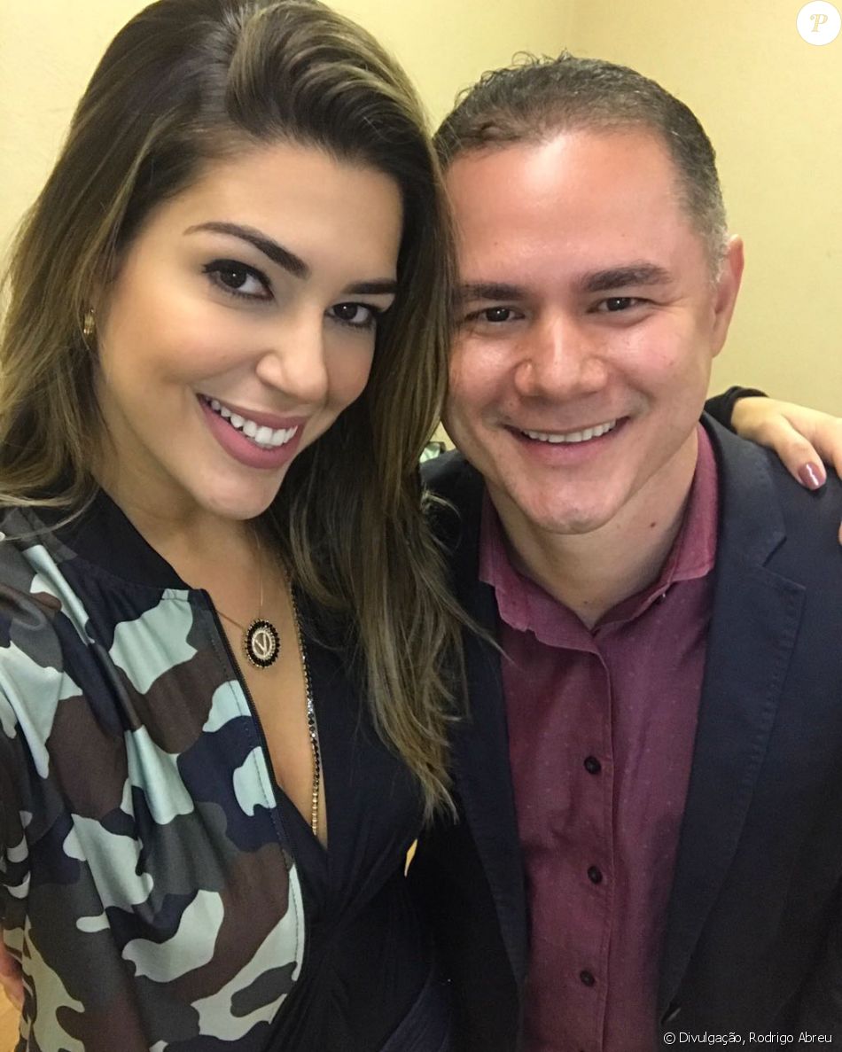 Ex-BBB Vivian tem ajuda de coach para seguir carreira artística, como conta em entrevista ao Purepeople nesta quinta-feira, dia 18 de maio de 2017