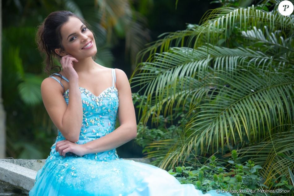 A ex-BBB Emilly usou um vestido azul e cheio de pedraria no ensaio