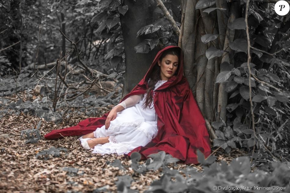 A ex-BBB Emilly se inspirou no Chapéuzinho Vermelho no ensaio