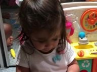 Deborah Secco filma filha, Maria Flor, aprendendo as letras: 'P de papai'. Vídeo