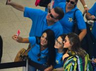 Bruna Marquezine atende fãs em fila durante espera em aeroporto do Rio. Fotos!