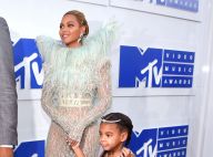 Beyoncé, grávida de gêmeos, posa de biquíni segurando a filha, Blue Ivy. Foto!