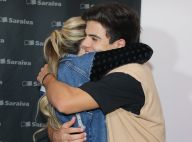 Larissa Manoela ganha abraço de Thomaz Costa em lançamento de livro em SP. Fotos