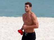 Cauã Reymond mostra corpo sarado e novo visual ao se exercitar em praia. Fotos!