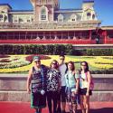 Preta Gil curte férias na Disney com o noivo, Rodrigo Godoy, e amigos