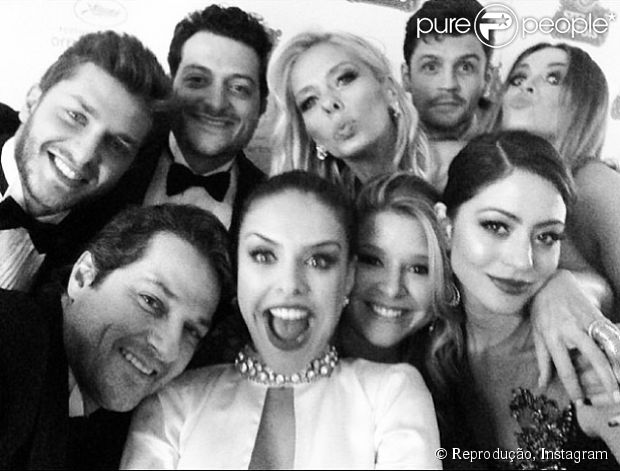 Paloma Bernardi, Marcelo Serrado, Adriane Galisteu, Carol Castro, Suzana Pires, Klebber Toledo, Adriane Galisteu, Felipe Solari, Pedro Urizzi e Manu Maya fazem selfie no Festival de Cannes 2014