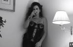 De lingerie, Penélope Cruz solta a voz em clipe com cantor espanhol Miguel Bosé