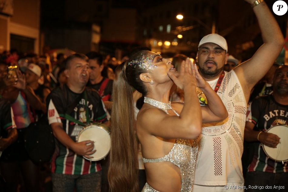 Juliana Paes agradeceu o carinho do público presente nas ruas de Caxias