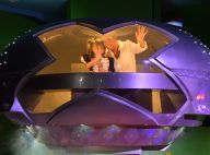 Xuxa volta aos velhos tempos e chega de nave espacial em festa de sobrinha-neta