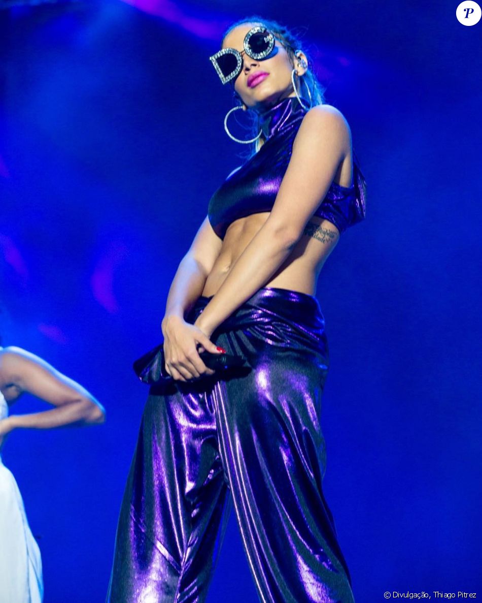 Anitta usou produção de R$ 4.400 para se bronzear à beira da piscina nesta quarta-feira, dia 7 de fevereiro de 2018