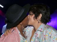 Mulher de Sandra de Sá, Simone Floresta ganha beijo da cantora em show. Fotos!
