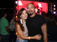 Fernando Medeiros elogia namorada, Carol Alves, em foto: 'É gata que fala, né?'