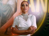 Anitta usa bolsa grifada com formato de aparelho de som retrô de R$ 32 mil