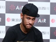 Neymar torce tornozelo direito, chora e deixa campo de maca durante jogo do PSG
