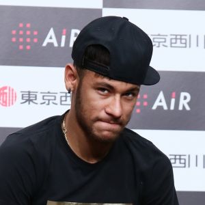 Torce. Foto do site da Pure People que mostra Neymar torce tornozelo direito, chora e deixa campo de maca durante jogo do PSG Torce. Foto do site da Pure People que mostra Neymar torce tornozelo direito, chora e deixa campo de maca durante jogo do PSG