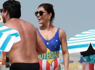 Juliana Paes usa maiô fio-dental em dia na praia com marido e filhos. Fotos!
