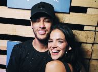 Bruna Marquezine embarca em jatinho com namorado, Neymar, após jogador ter alta