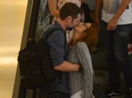 Luiza Possi troca beijos com noivo, Cris Gomes, em shopping do Rio. Fotos!