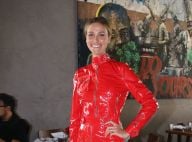 Look de vinil vermelho é aposta de Renata Kuerten em evento. Aos detalhes!