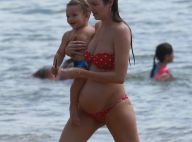 Grávida, top Candice Swanepoel carrega filho no colo em praia do Nordeste. Fotos