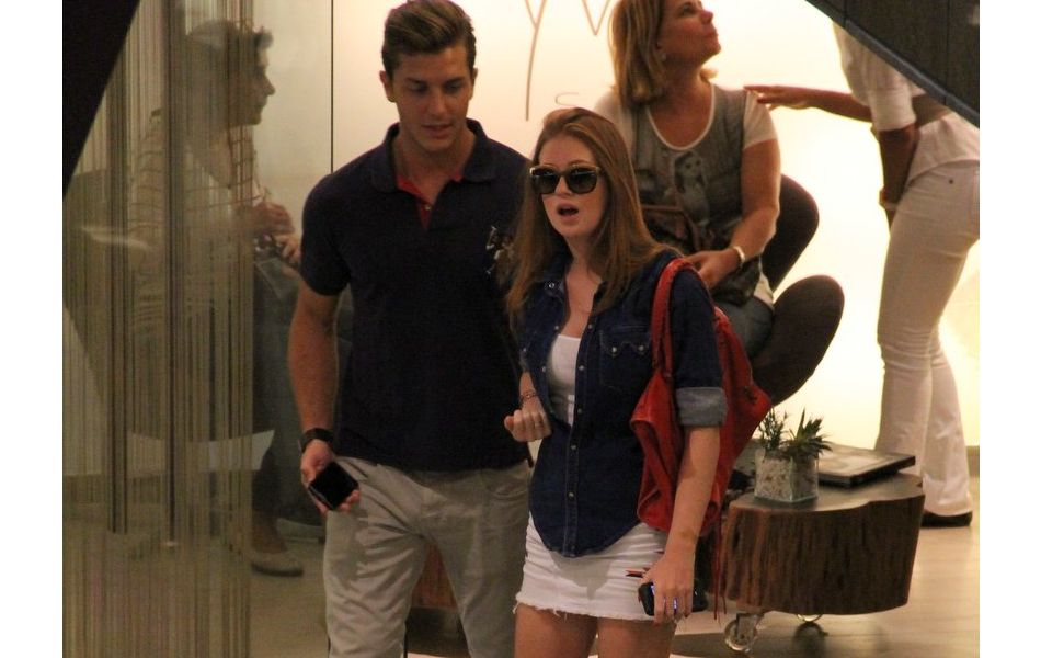 Marina Ruy Barbosa Troca Carinhos Klebber Toledo Em Passeio Por