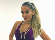 Anitta escolhe biquíni de straps neon e chinelo Givenchy ao ir à praia em Miami