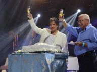 Roberto Carlos brinda 77 anos e distribui bolo em show. Fotos!
