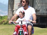 Filha de Deborah Secco e Hugo Moura usa óculos rosa ao voltar de escola com pai