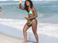 Erika Januza curte dia de sol em praia do Rio e sorri para câmera ao ver cliques