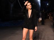 Cabelo messy e vestido-blazer: o look de Kristen Stewart em desfile da Chanel