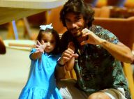Filha de Deborah Secco, Maria Flor dá tchau para paparazzo em shopping. Fotos!