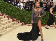 Cauda de pluma, fenda e wet hair: o look de Jennifer Lopez no Met Gala. Fotos!